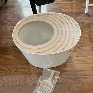 BRAND NEW - Top Entry Cat Litter Box With Scoop - BRAND NEW NEVER USED